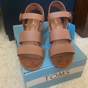 Brand new Toms brown heeled sandals - size 9